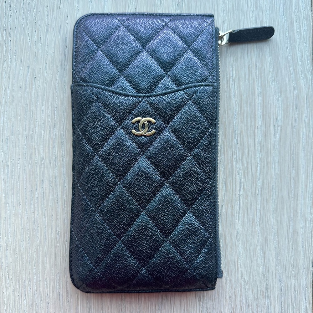 *SOLD* Chanel Iridescent Caviar Quilted Classic IPhone Pouch Card Holder Black